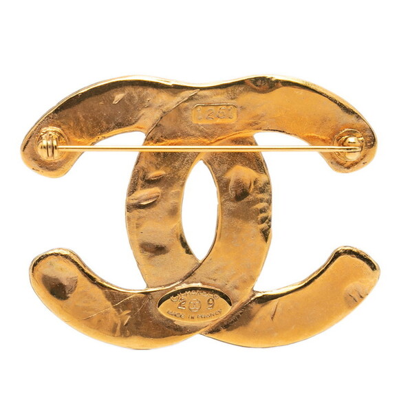 Chanel Gold Tone Lava CC Logo Brooch 95A – The Vintage Concept CHANEL Vintage Gold Logo Brooch